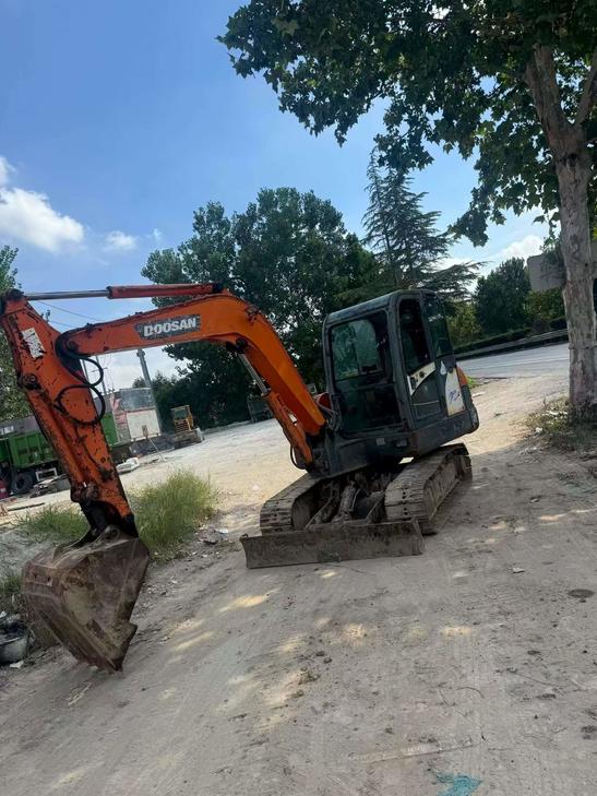 Buy Doosan DH60 Used Excavator / 1