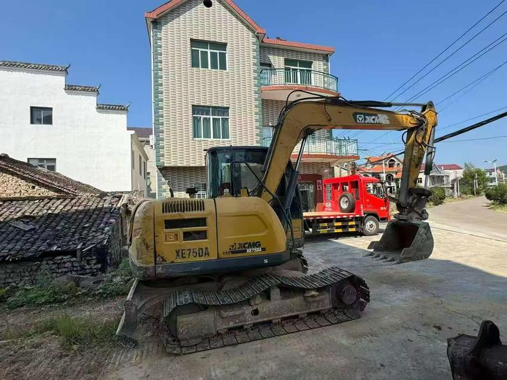 Buy XCMG XE75C Used Excavator / 1