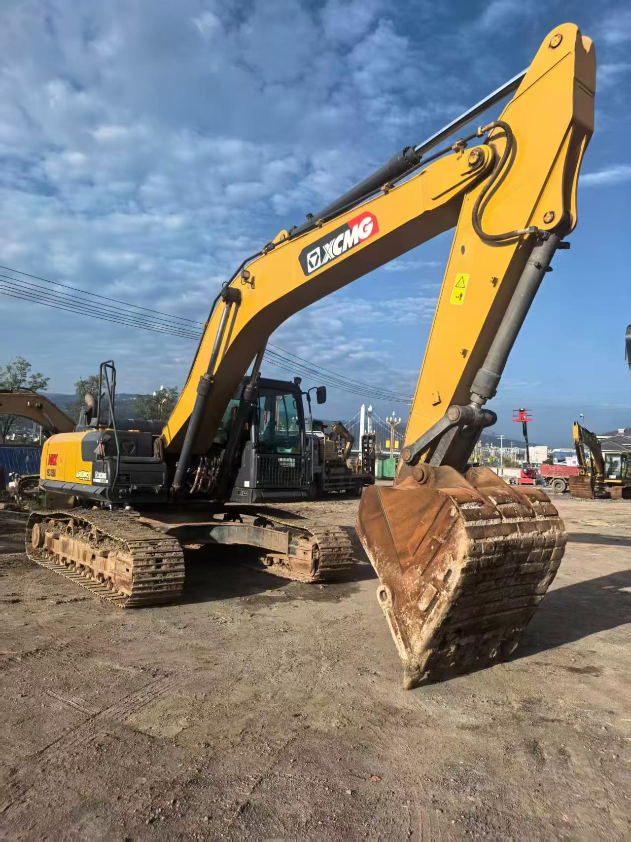 Buy XCMG XE245D Used Excavator / 2