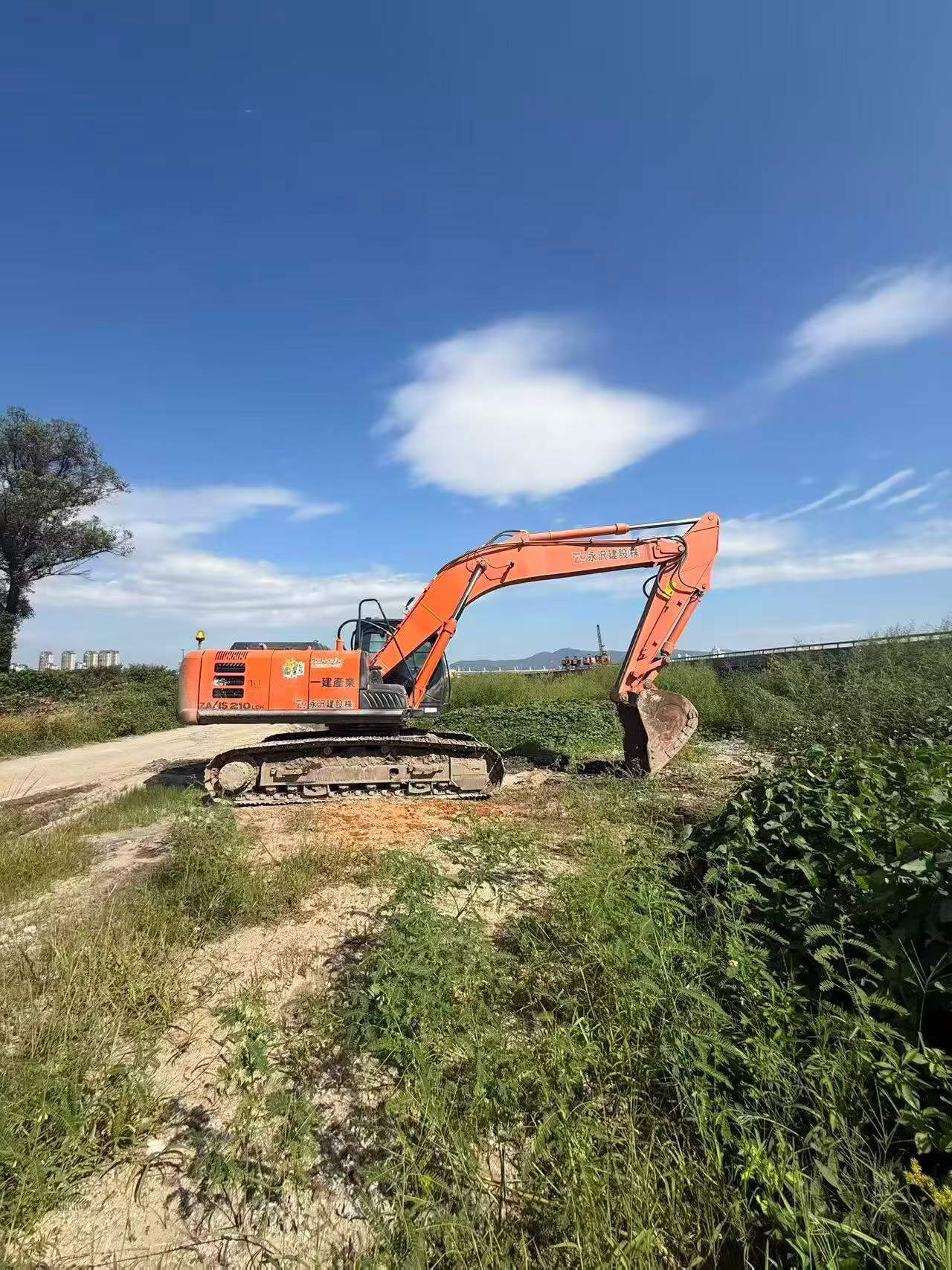 Buy Hitachi ZL210LC-5G Used Excavator / 2