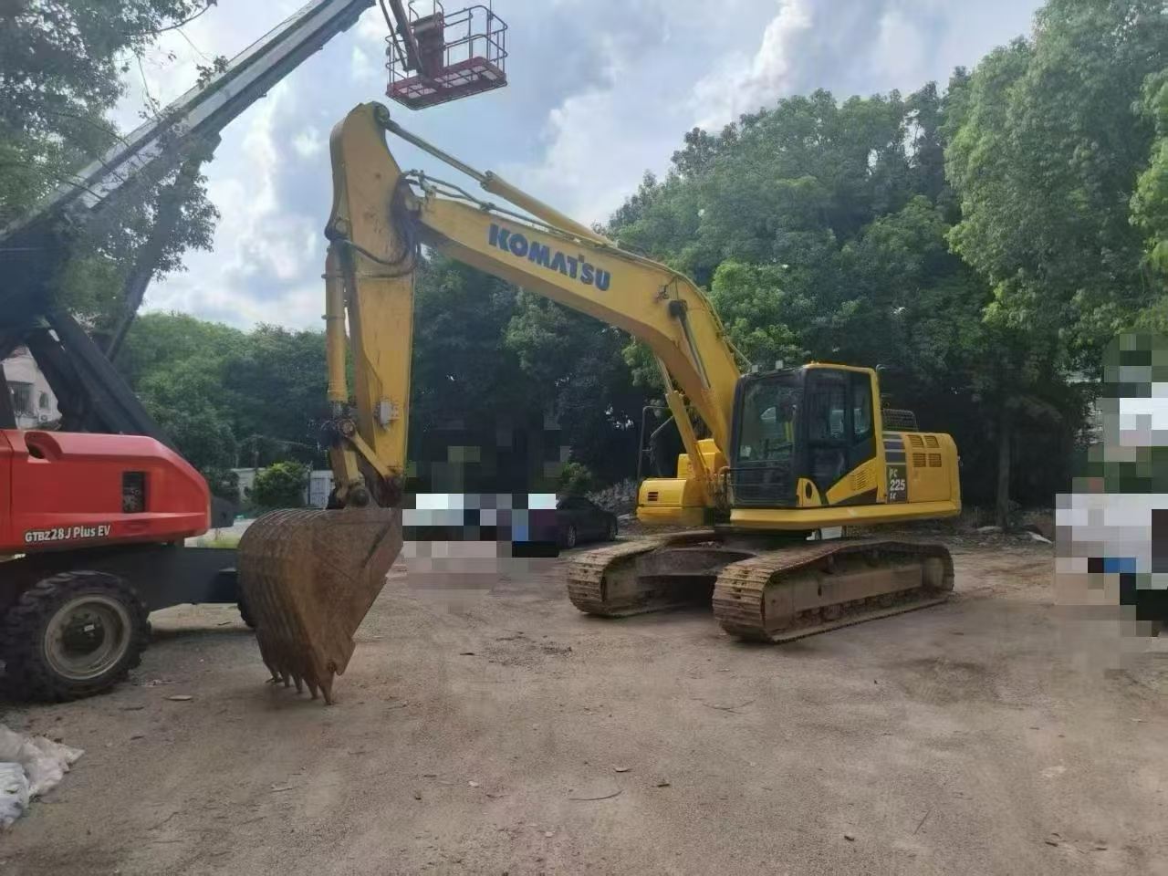 Buy Komatsu PC225LC-11M0 Used Excavator / 4