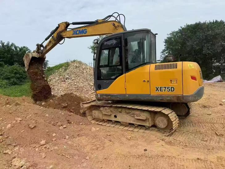 Buy XCMG XE75C Used Excavator / 1