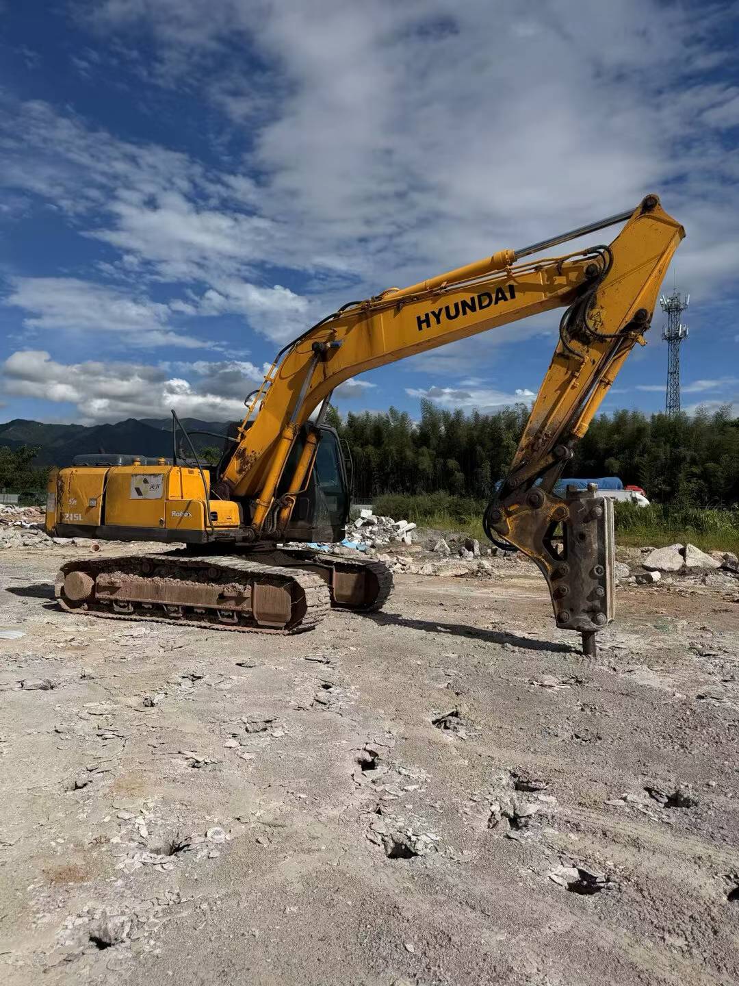 Buy Hyundai R215-7 Used Excavator / 2