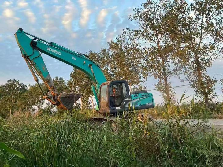 Buy Kobelco SK200-11 Used Excavator / 1