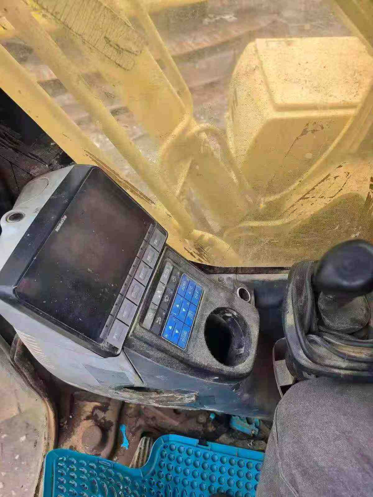Buy Komatsu PC220-8 Used Excavator / 4