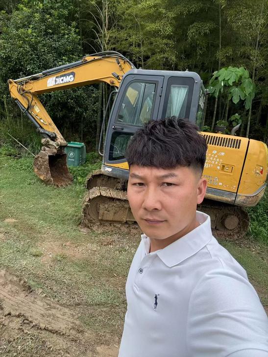 Buy XCMG XE75C Used Excavator / 1