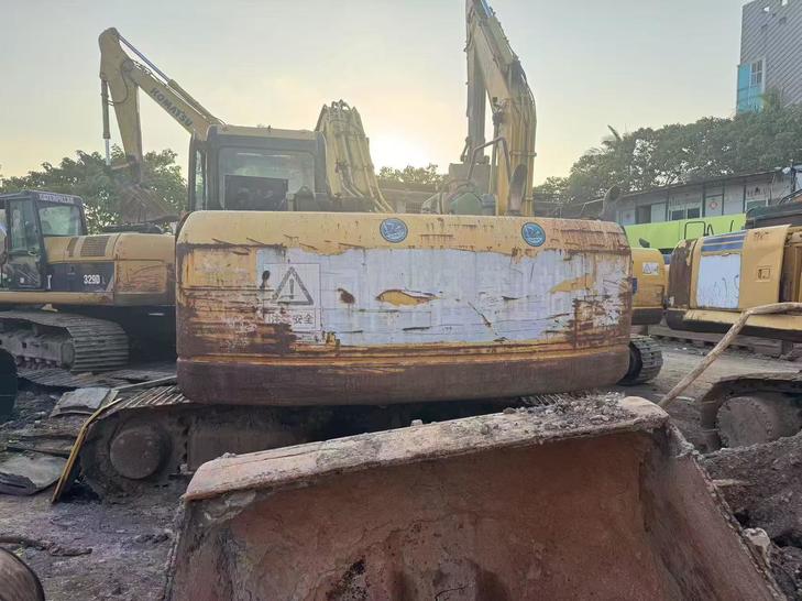 Buy Komatsu PC200-7 Used Excavator / 1