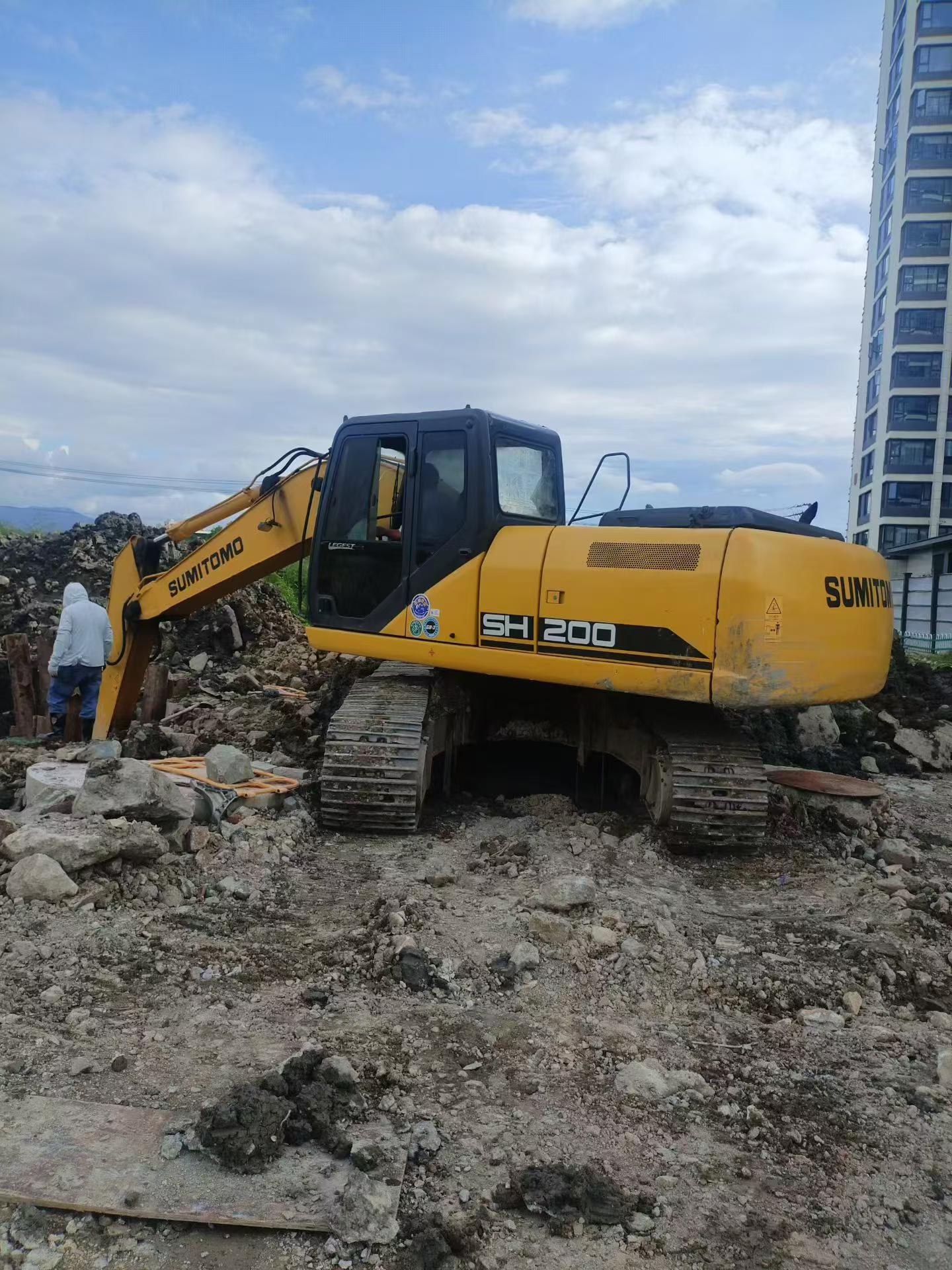 Buy Sumitomo SH200A5 Used Excavator / 2