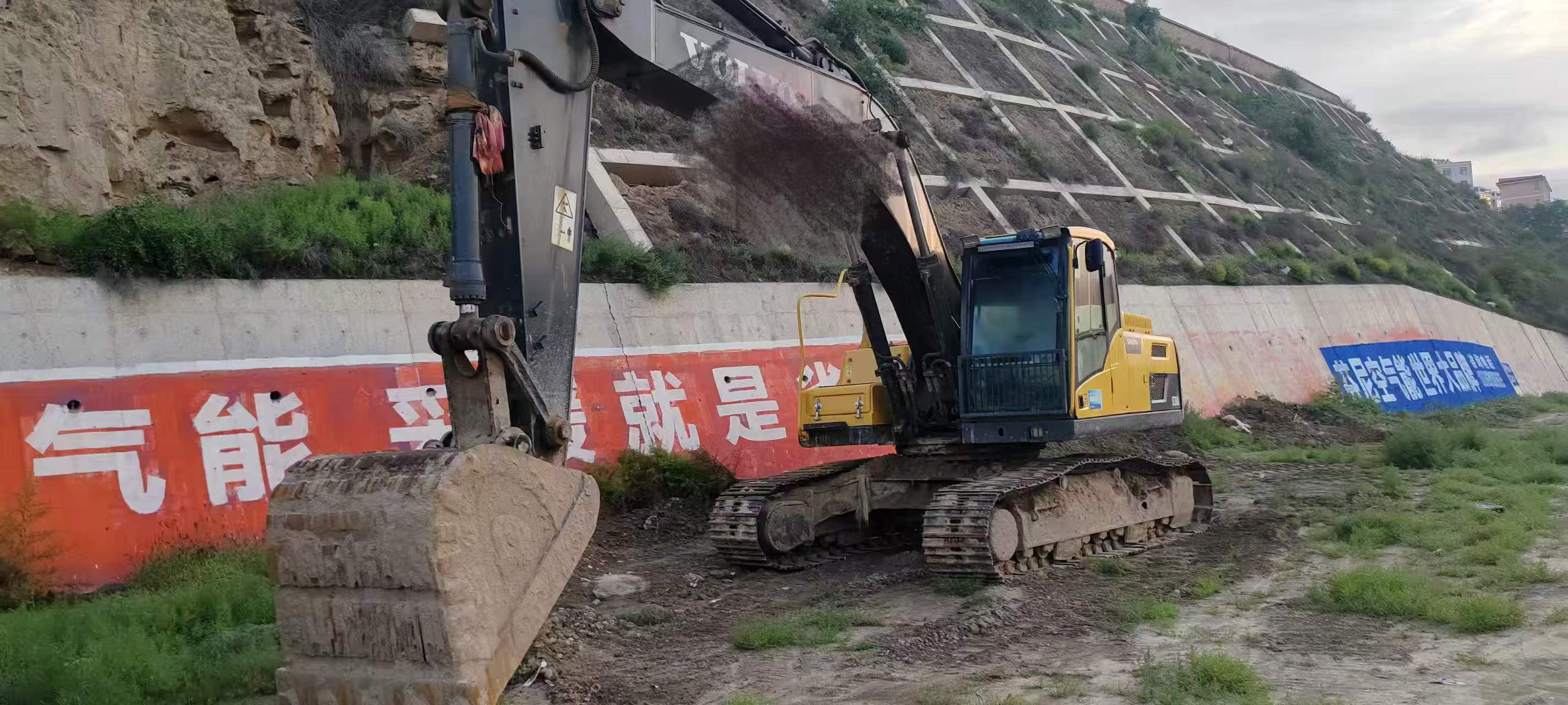 Buy Volvo L250G Used Excavator / 2