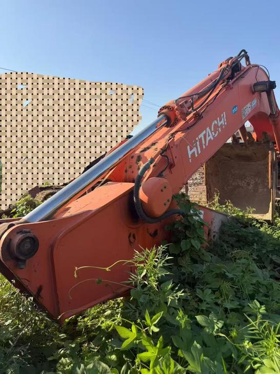 Buy Hitachi EX200-3 Used Excavator / 1