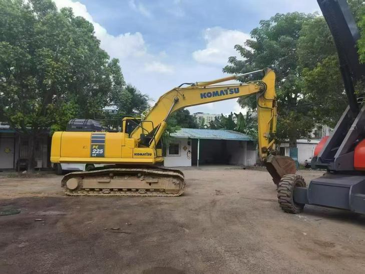 Buy Komatsu PC225LC-11M0 Used Excavator / 1