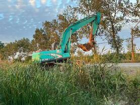 Buy Kobelco SK200-11 Used Excavator / 2 Buy Kobelco SK200-11 Used Excavator / 2