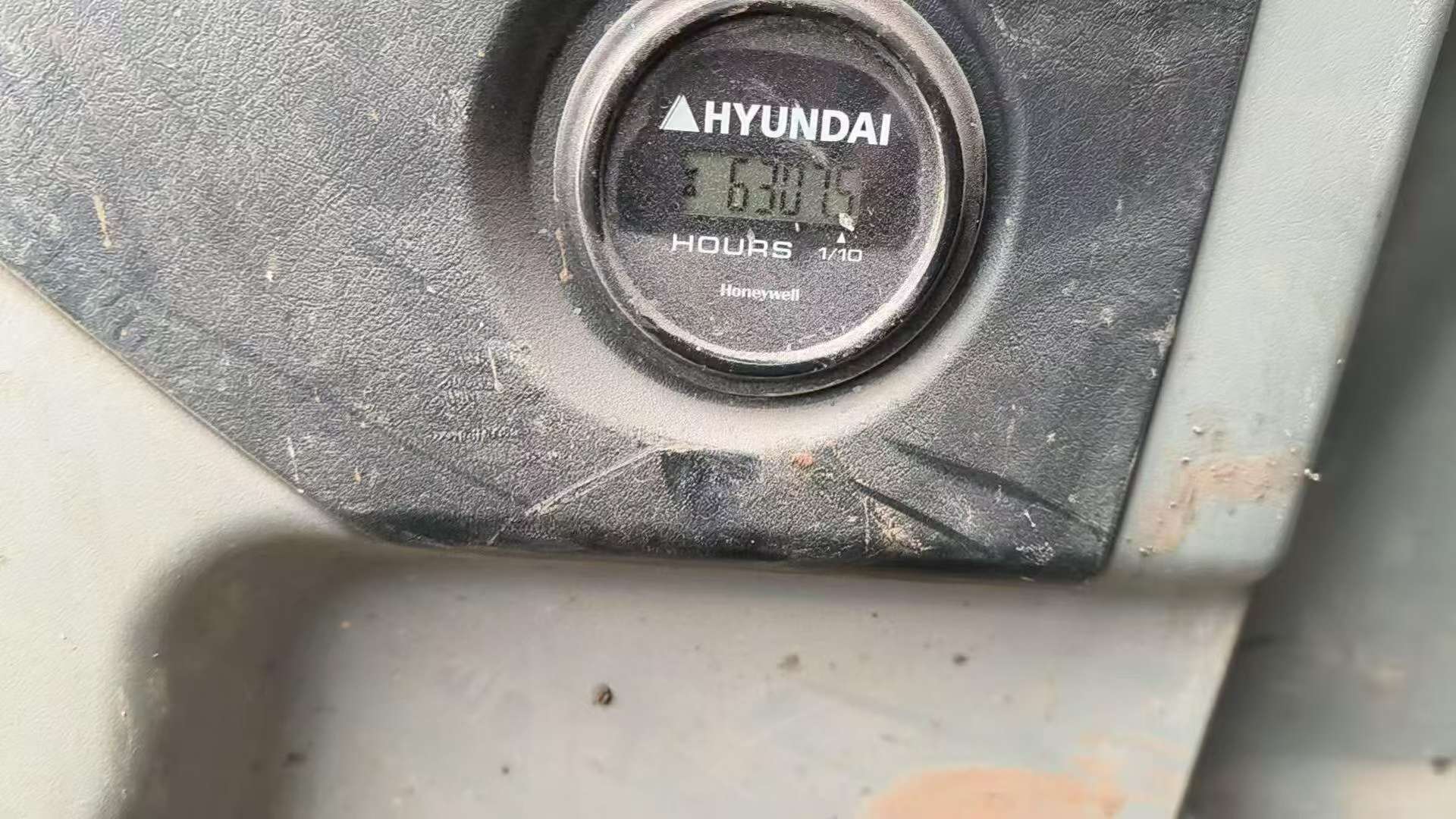 Buy Hyundai R215VS Used Excavator / 4