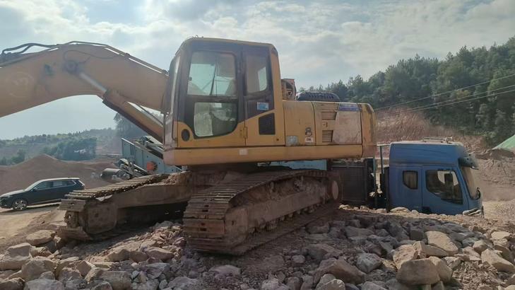 Buy Komatsu PC240-6 Used Excavator / 1