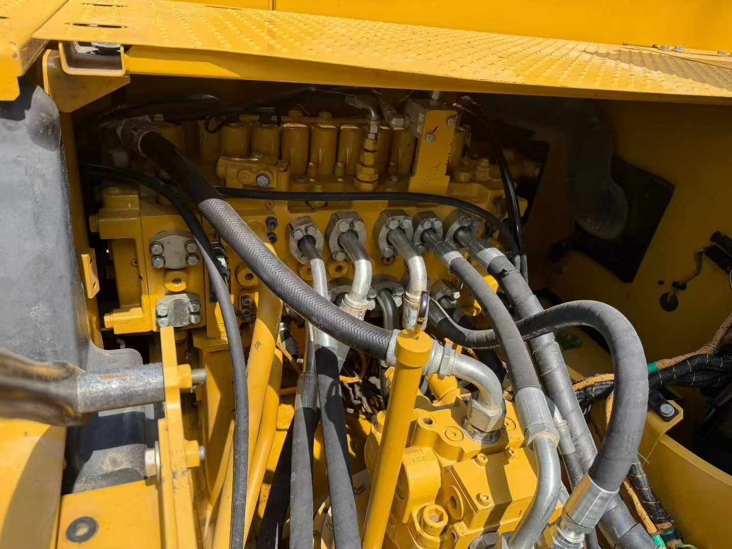 Buy Caterpillar 323 Used Excavator / 4