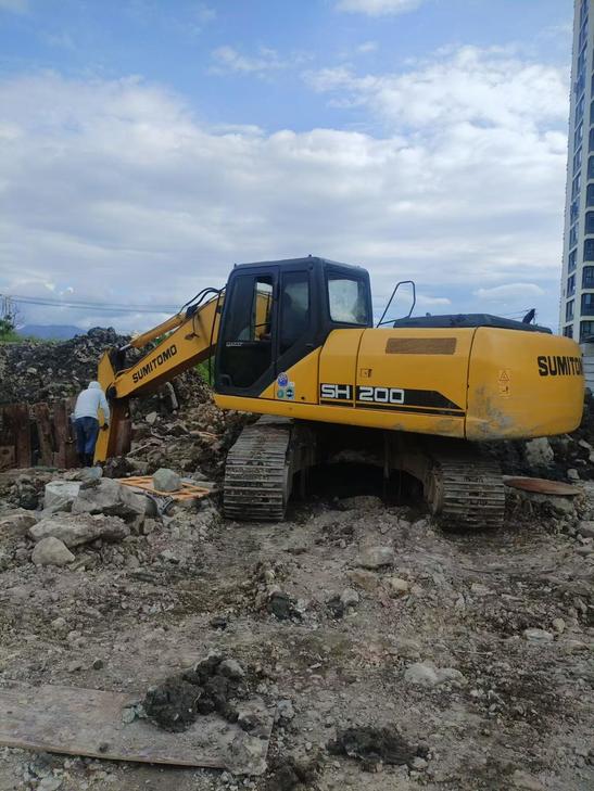 Buy Sumitomo SH200 Used Excavator / 1