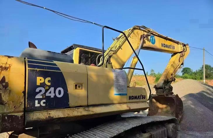 Buy Komatsu PC220-8 Used Excavator / 1