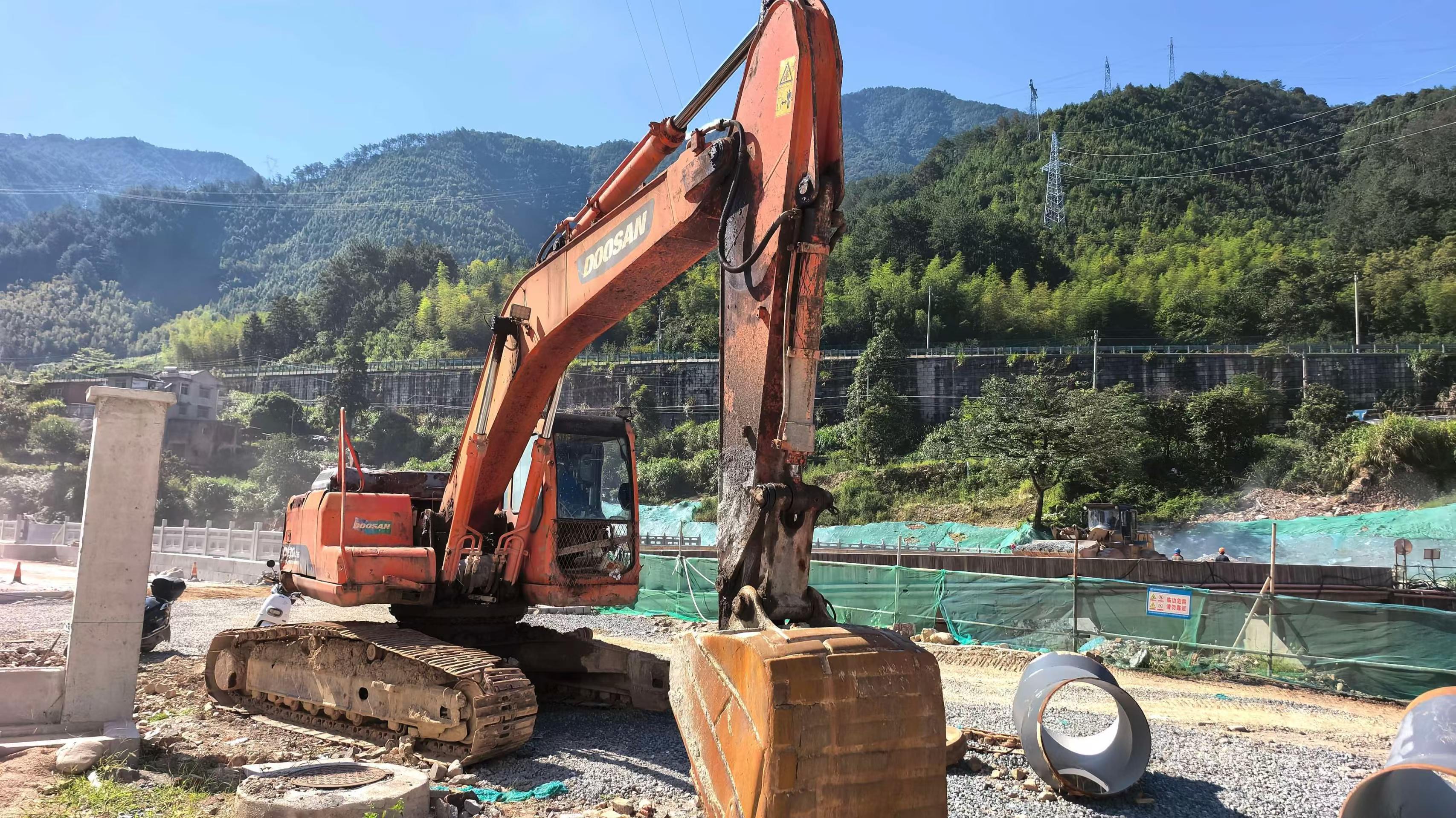 Buy Doosan DH220 Used Excavator / 4