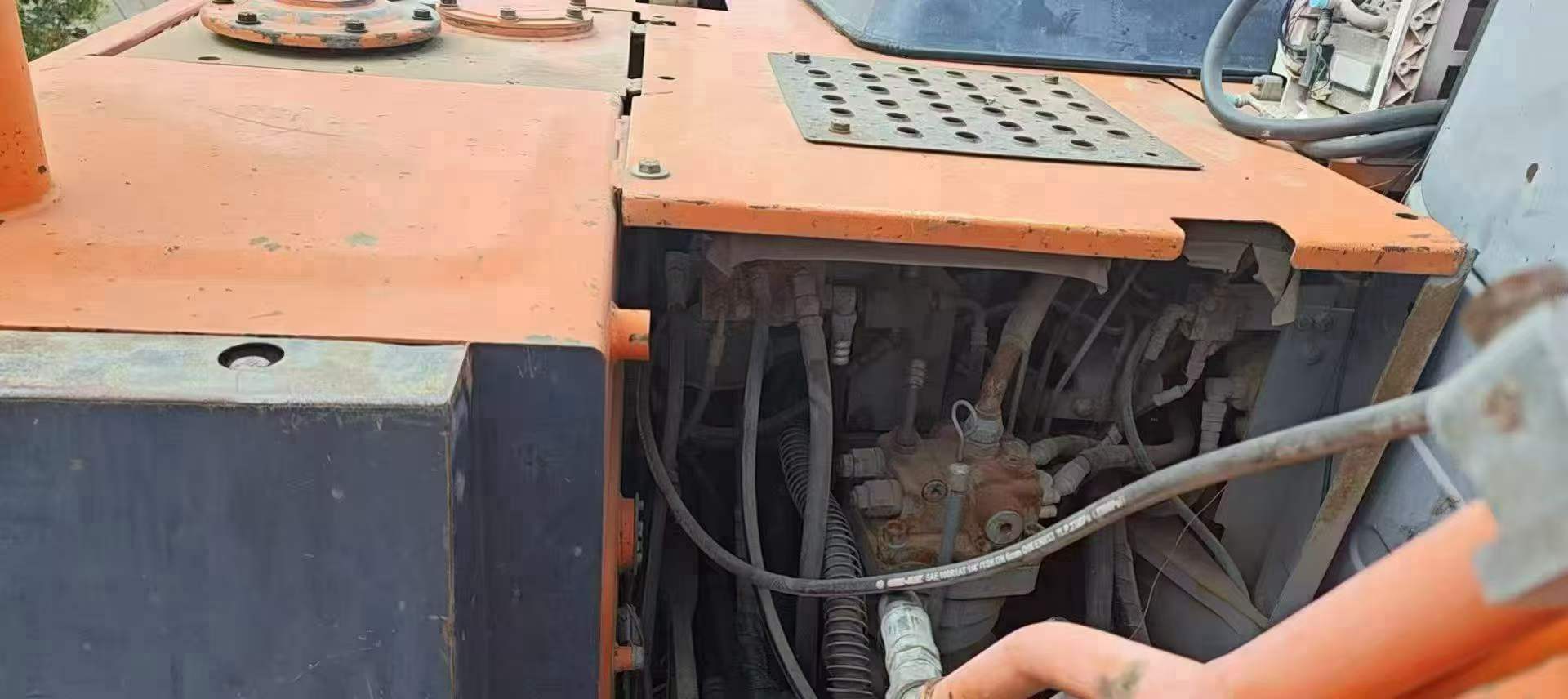 Buy Hitachi EX130H-5 Used Excavator / 2