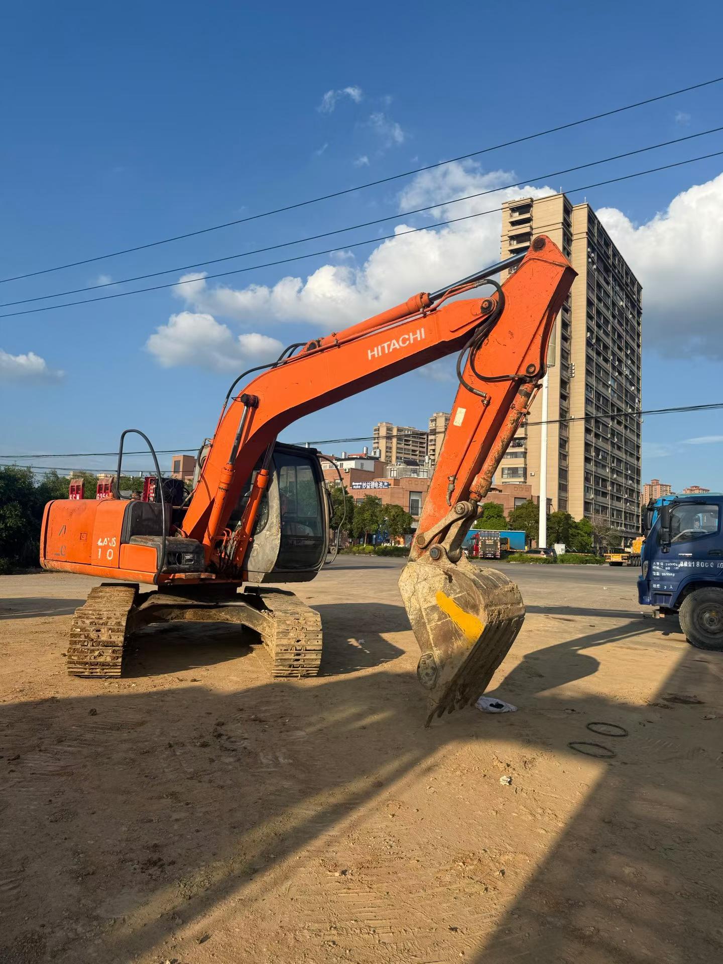 Compre Excavadora Hitachi EX120-6 Usada / 3