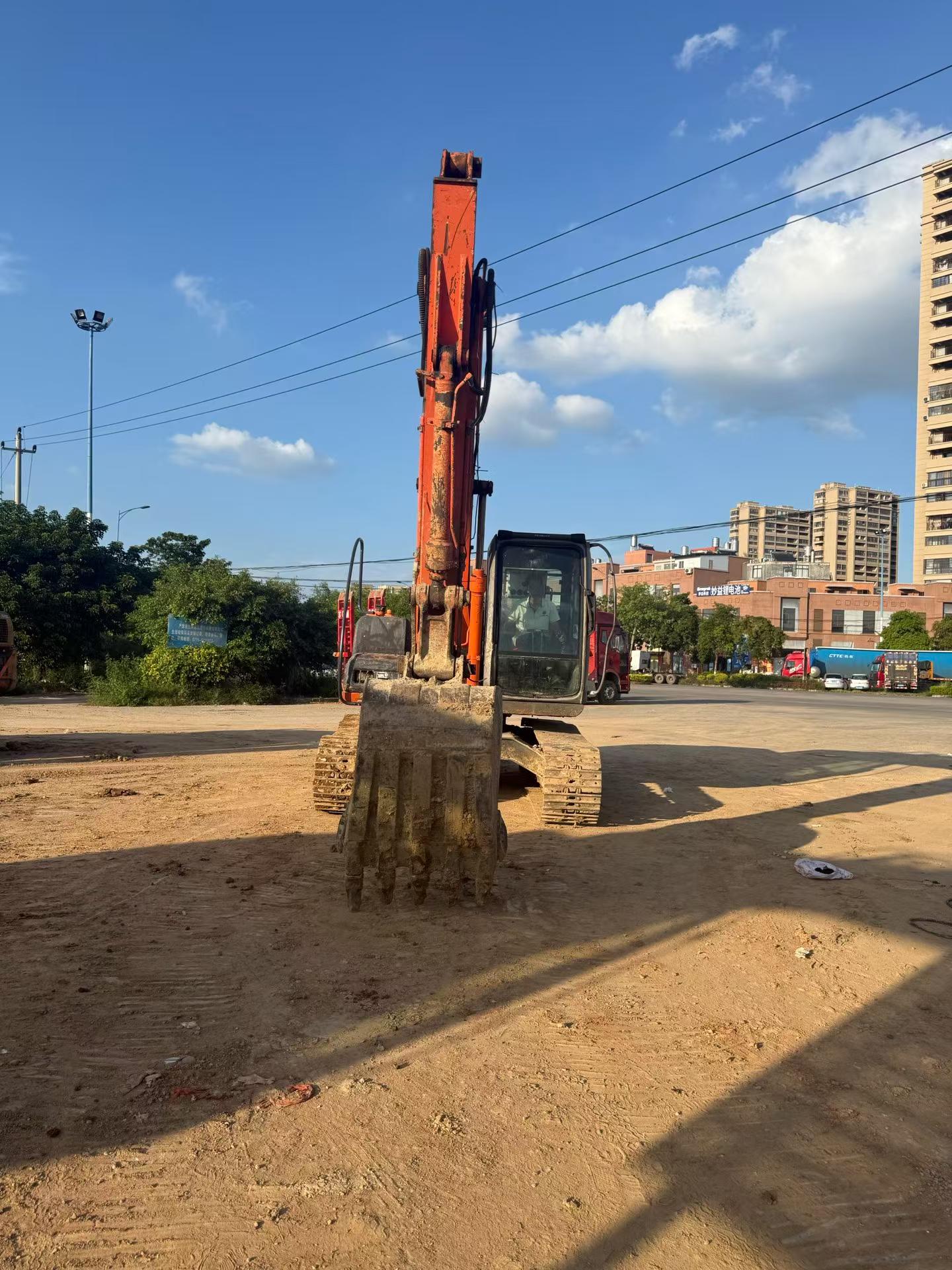 Compre Excavadora Hitachi EX120-6 Usada / 2
