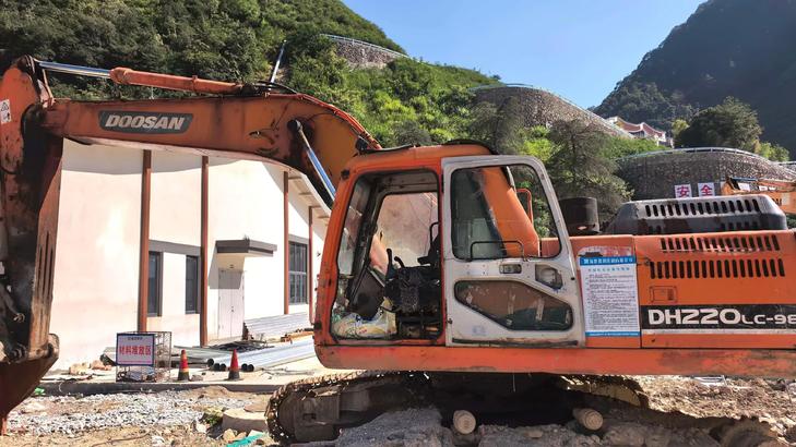 Buy Doosan DH220 Used Excavator / 1