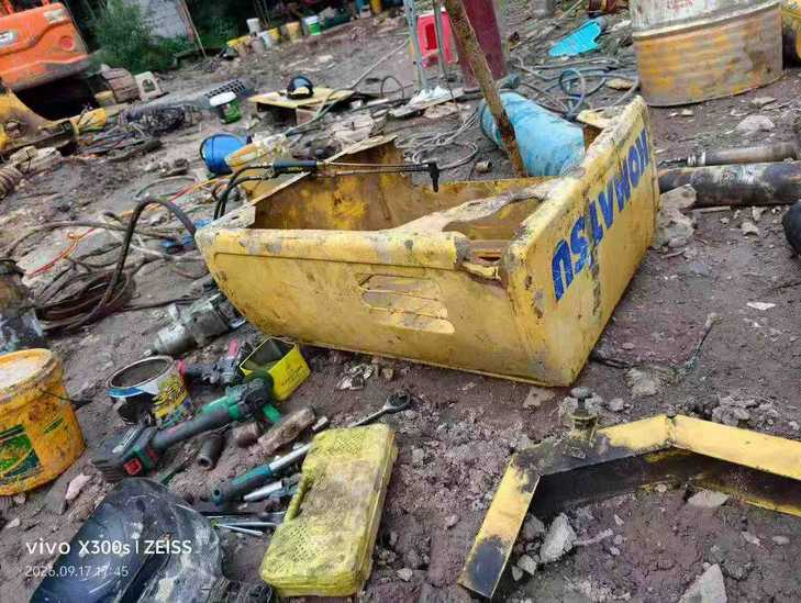 Buy Komatsu PC220-8 Used Excavator / 1
