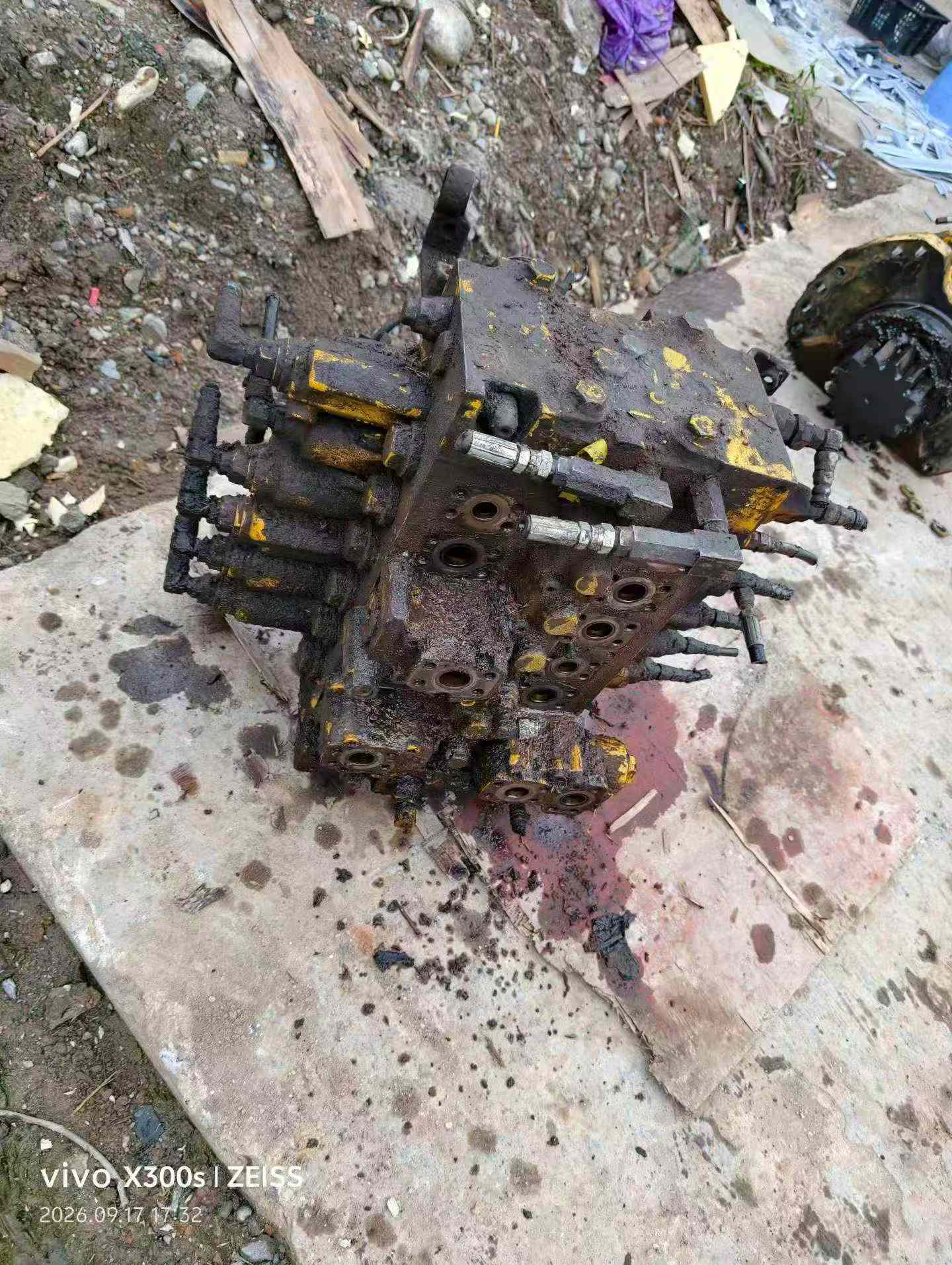 Buy Komatsu PC220-8 Used Excavator / 3