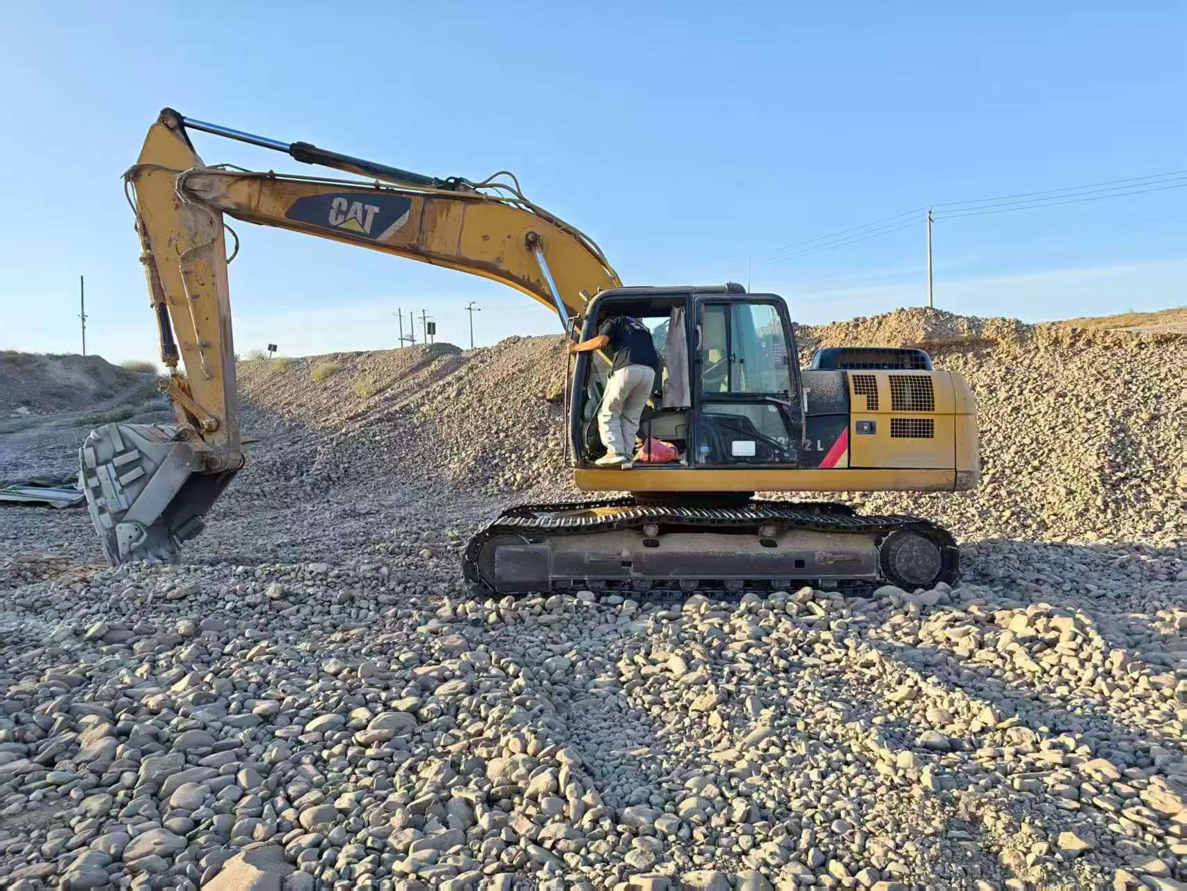 Buy Caterpillar 323D2L Used Excavator / 4