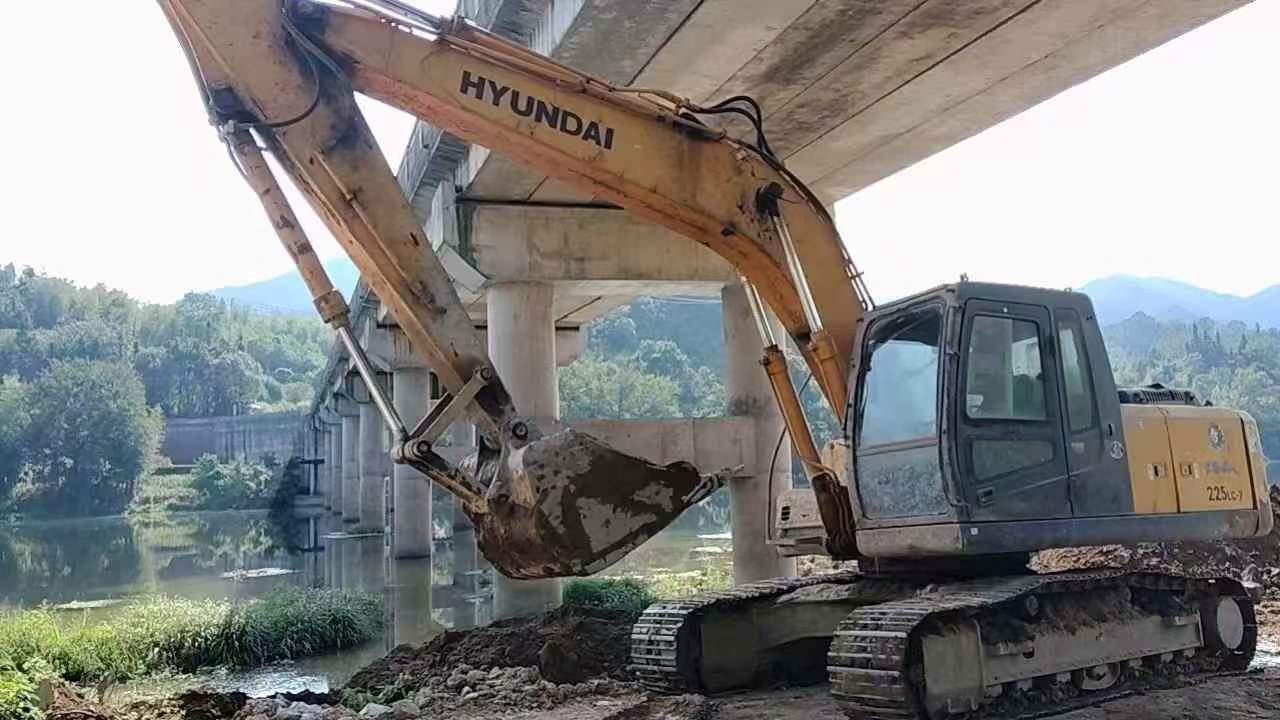 Compre Escavadeira Hyundai R215-7C Usada / 2