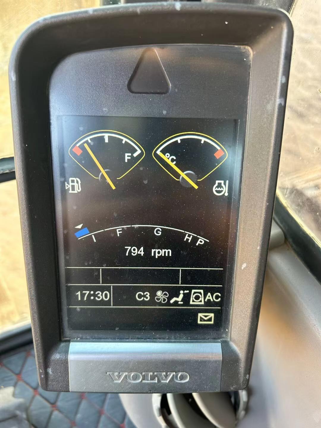 Купить Подержанный Экскаватор Volvo EC220D / 4