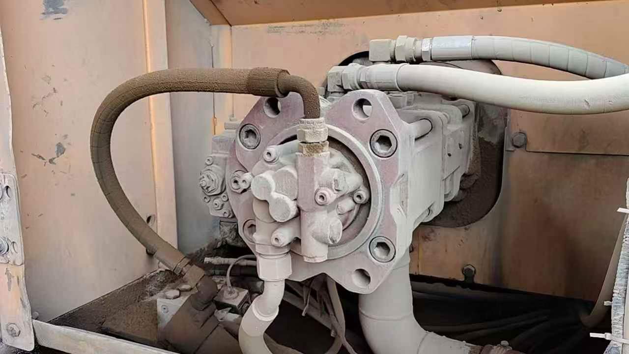 Compre Escavadeira Hyundai R215-7C Usada / 4