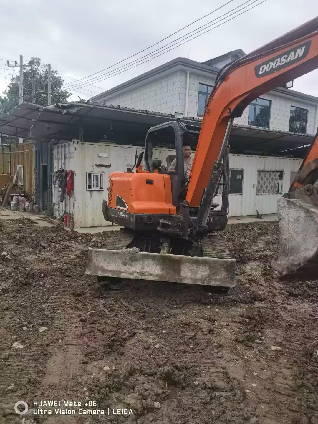 شراء حفارة Doosan DH60 مستعملة / 3