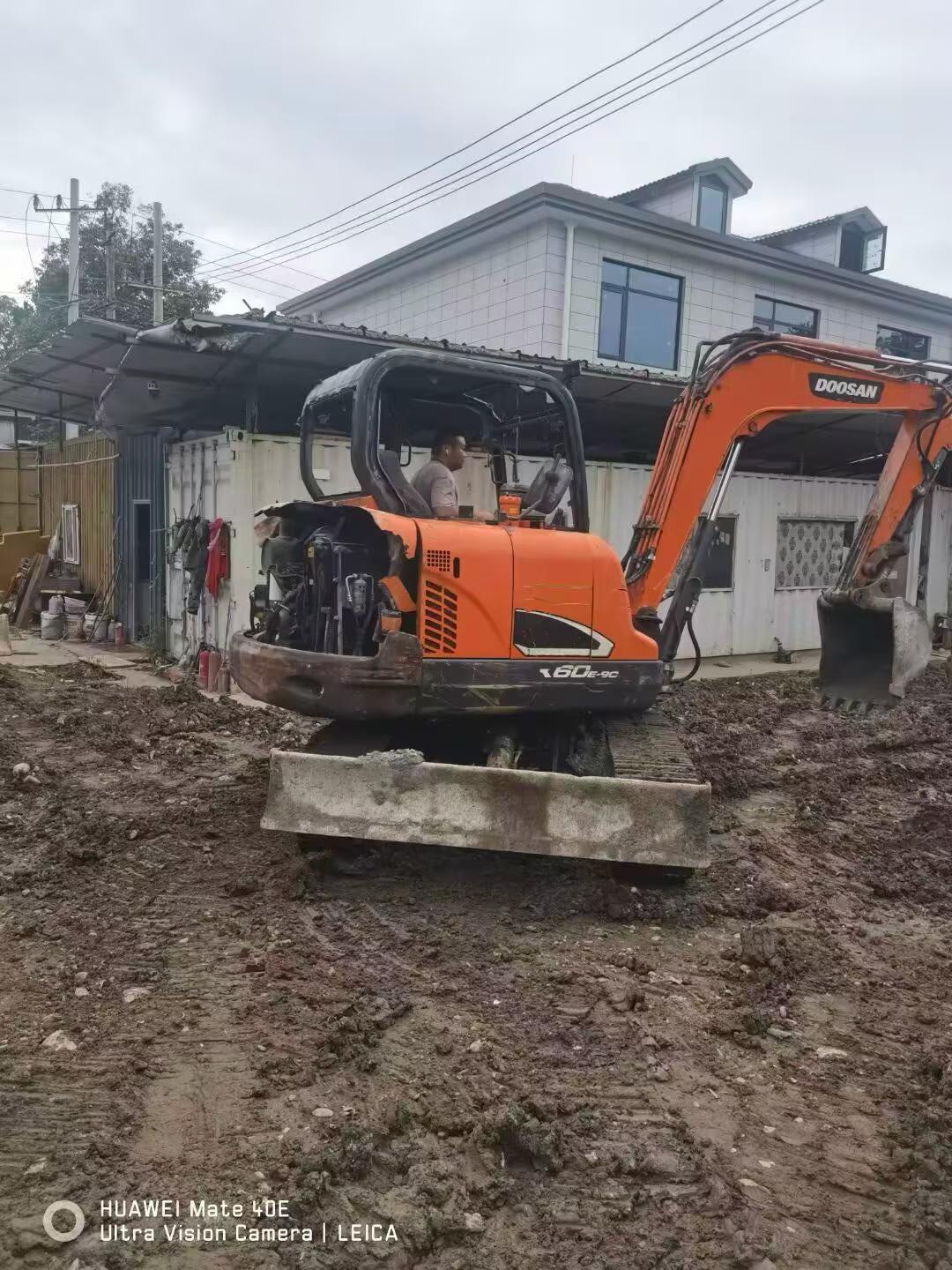 شراء حفارة Doosan DH60 مستعملة / 2