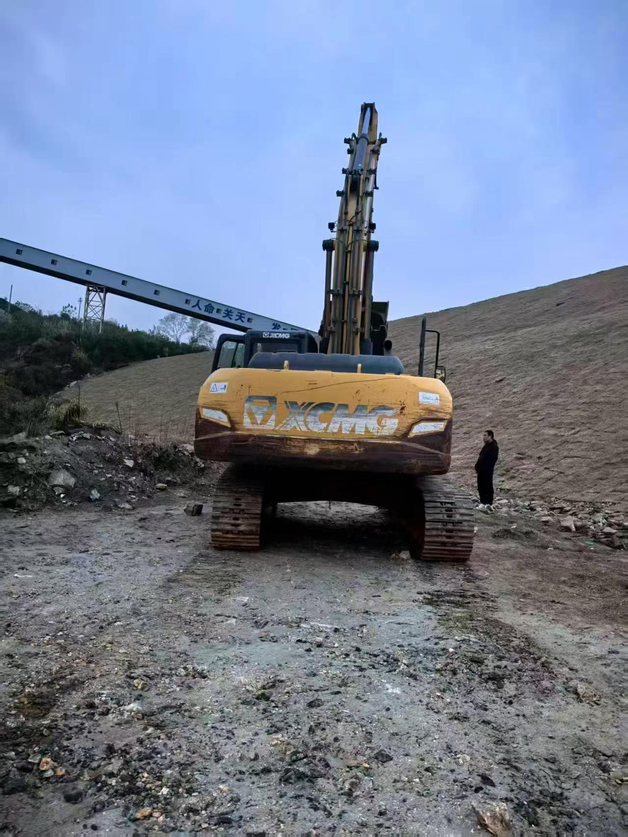 Compre Excavadora XCMG XE305D Usada / 7