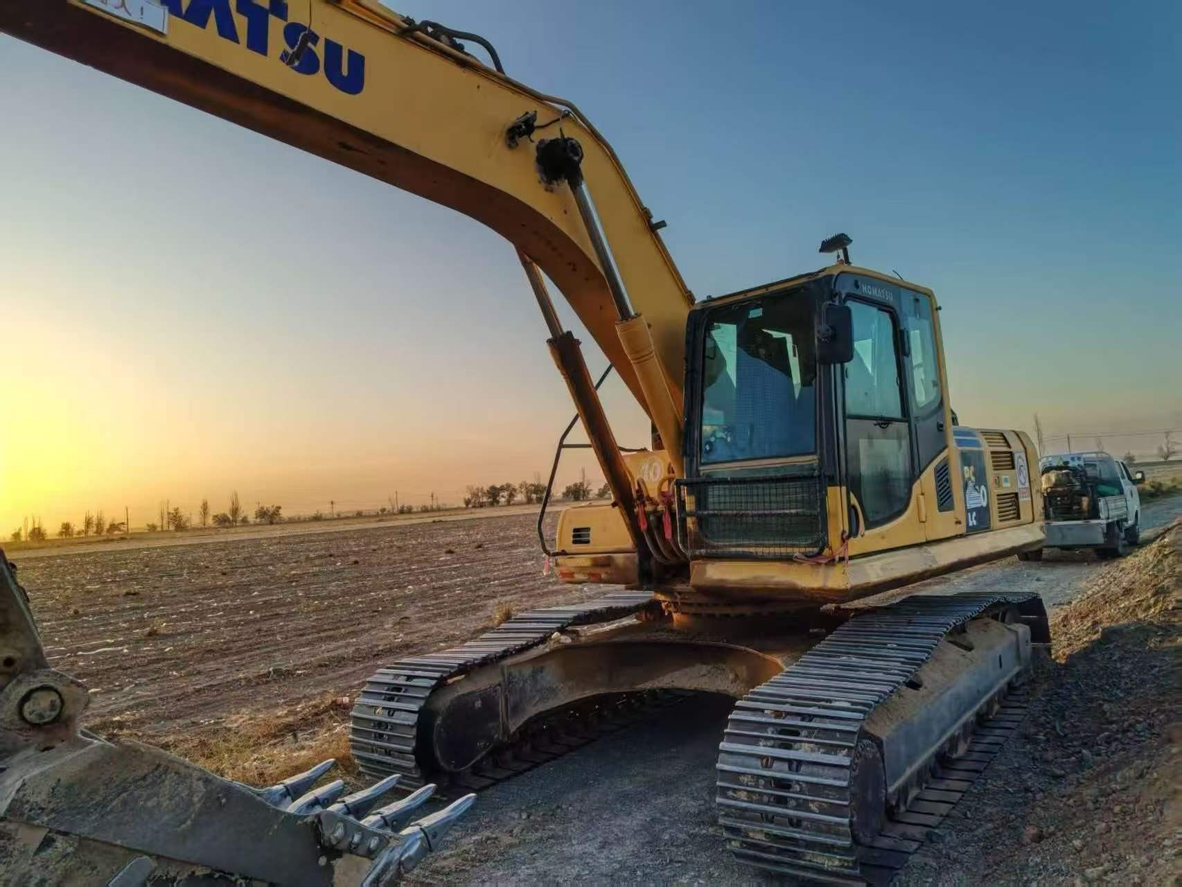Compre Escavadeira Komatsu PC240-6 Usada / 3