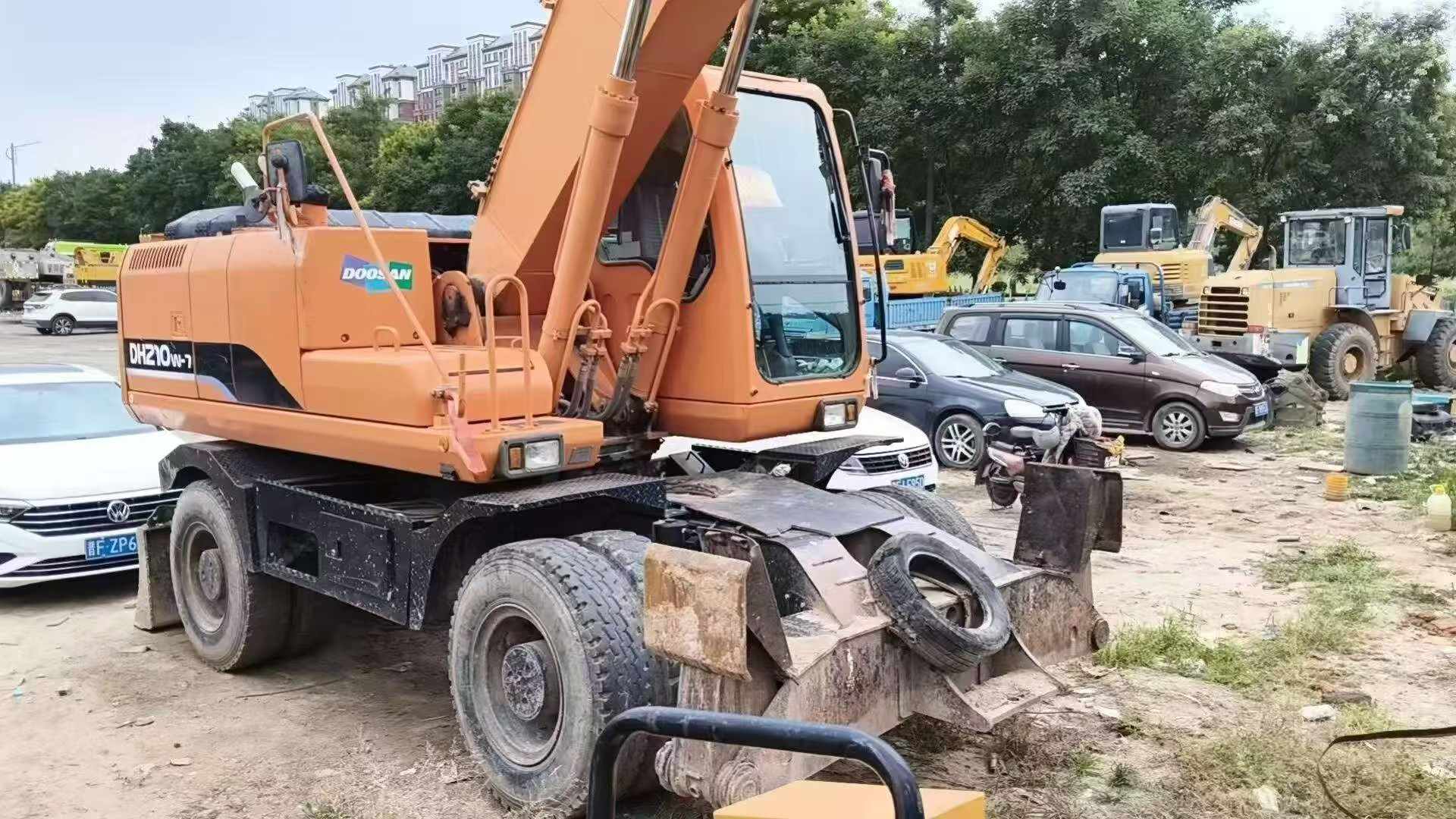 Compre Escavadeira Doosan DX210W Usada / 7