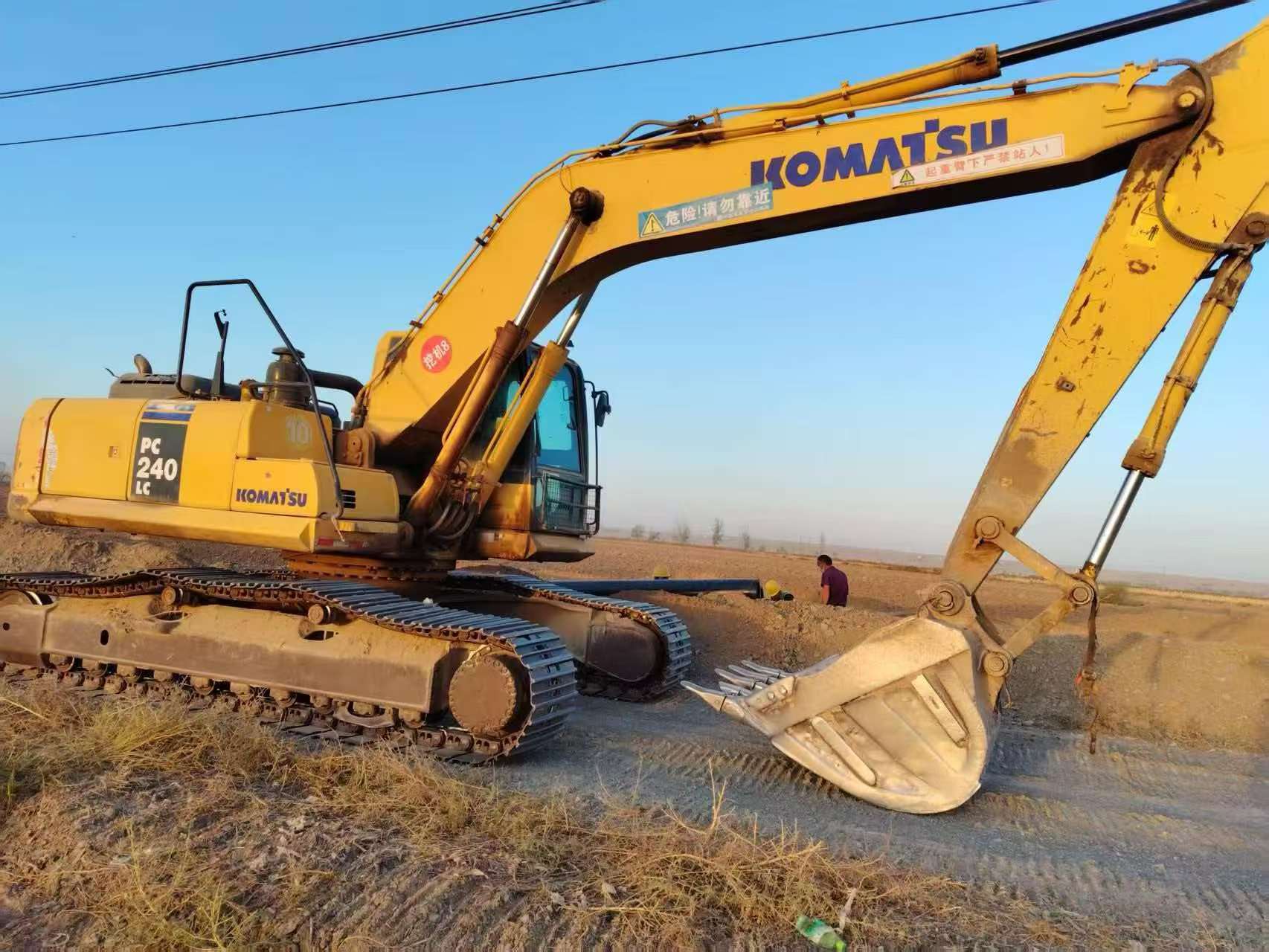 Compre Escavadeira Komatsu PC240-6 Usada / 2