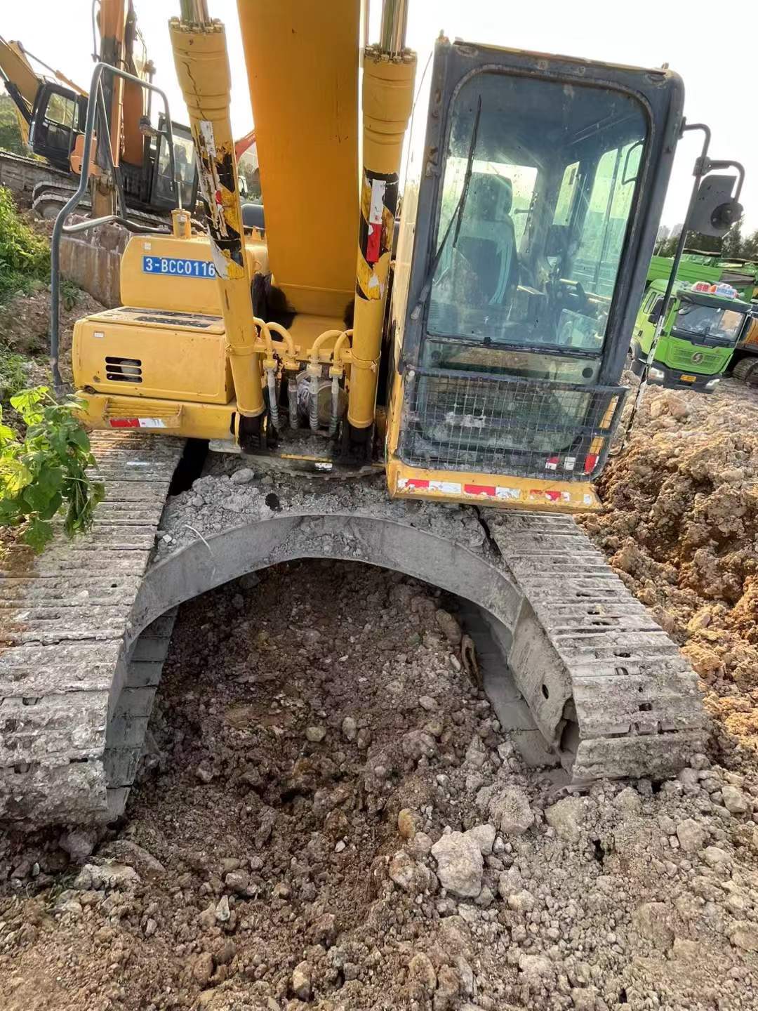 Купить Подержанный Экскаватор Komatsu HB215LC-1 / 8