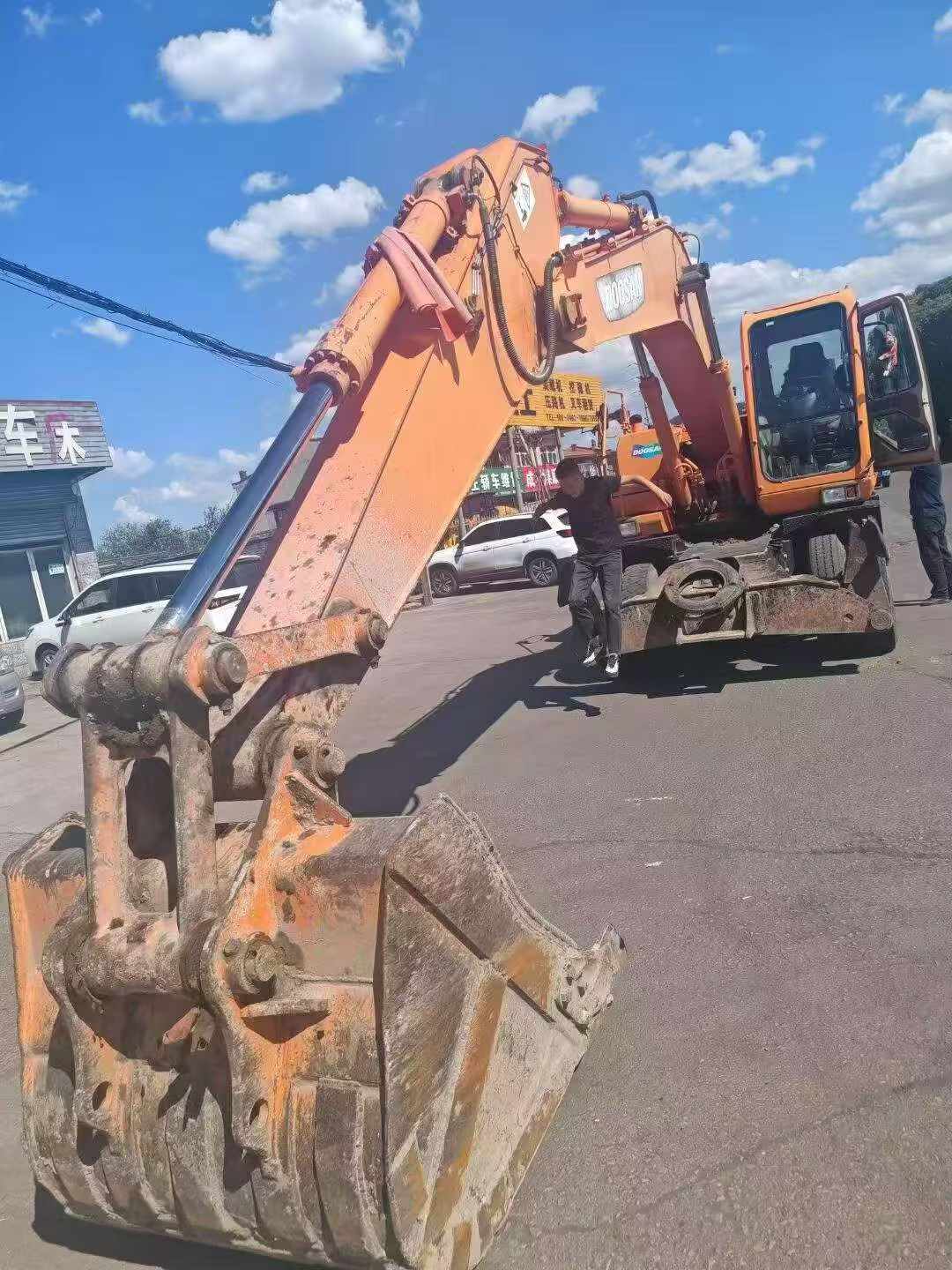 Compre Escavadeira Doosan DX210W Usada / 9