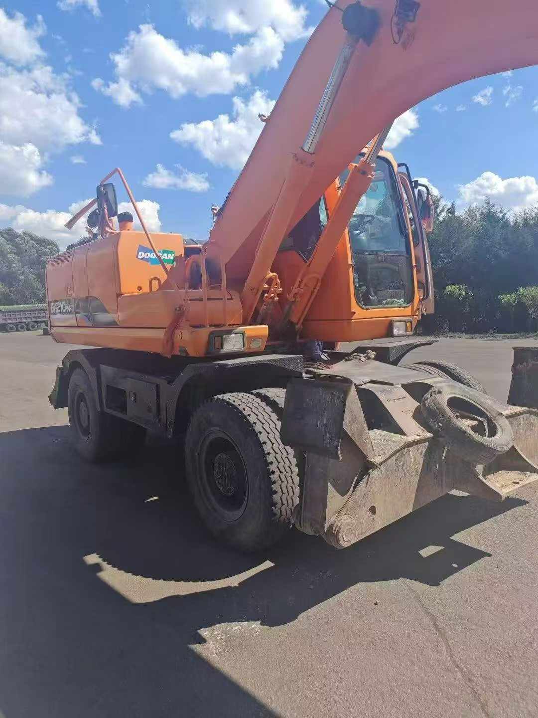 Compre Escavadeira Doosan DX210W Usada / 8