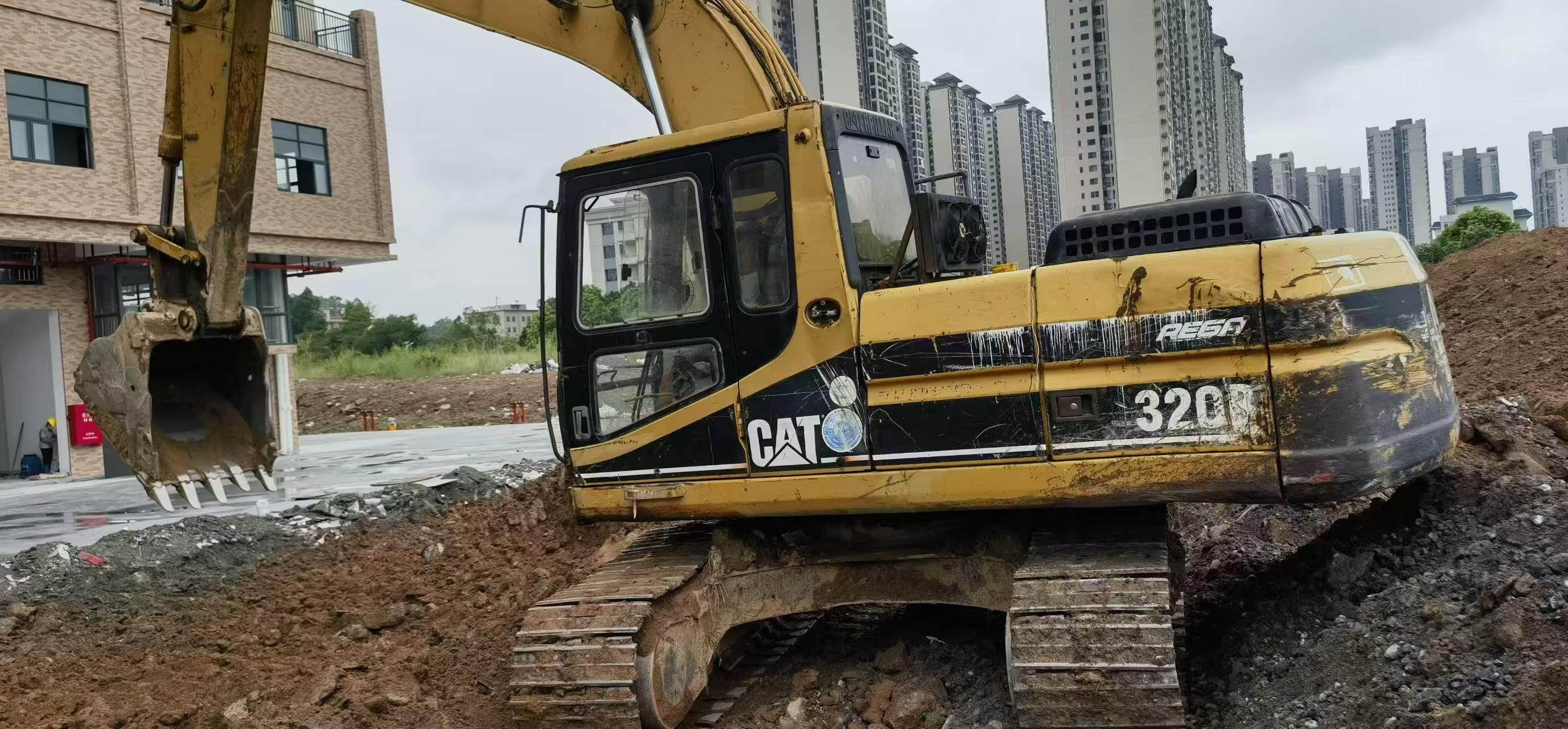 شراء Caterpillar 320B مستعمل حفارة