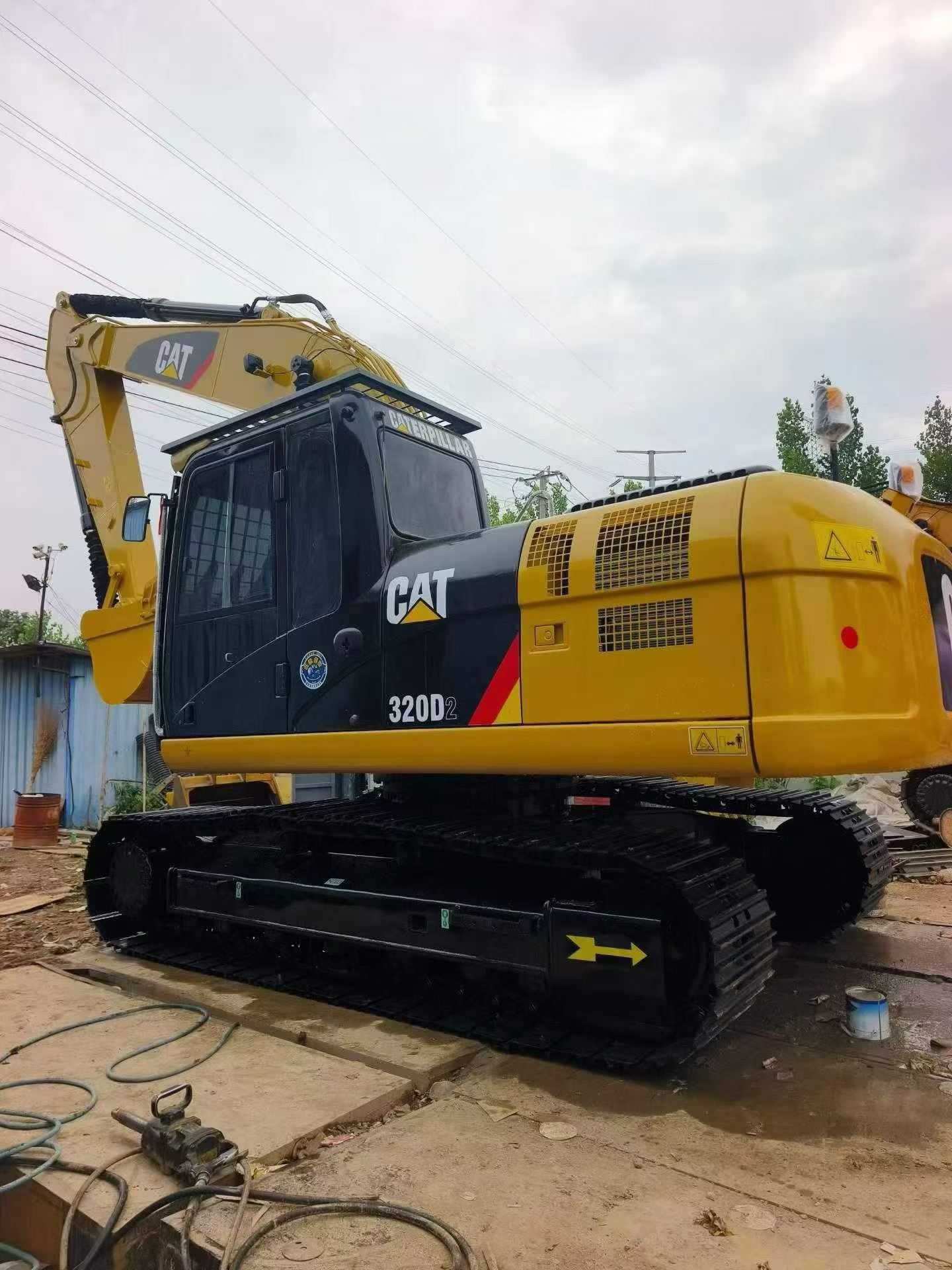 شراء Caterpillar 320D مستعمل حفارة
