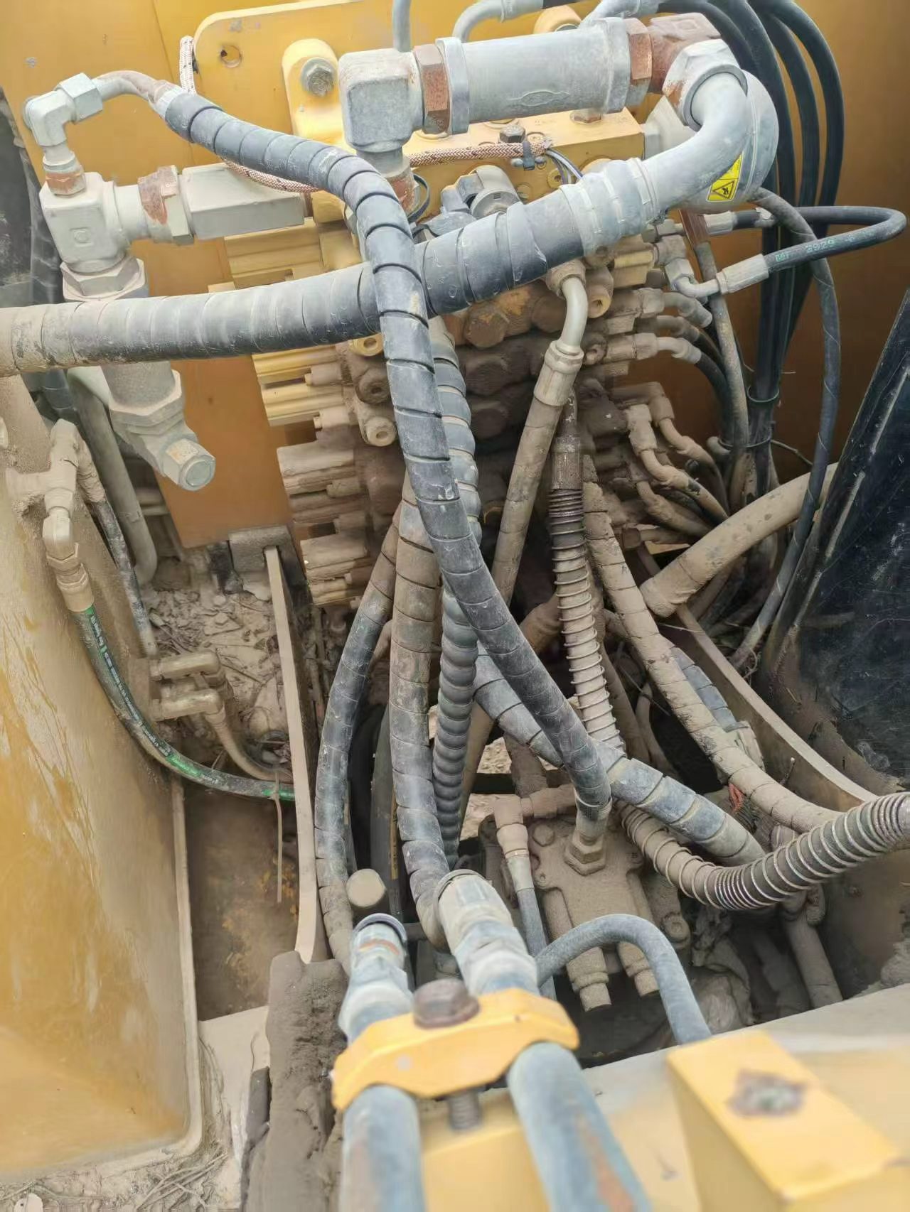 شراء حفارة Caterpillar 307B مستعملة / 9