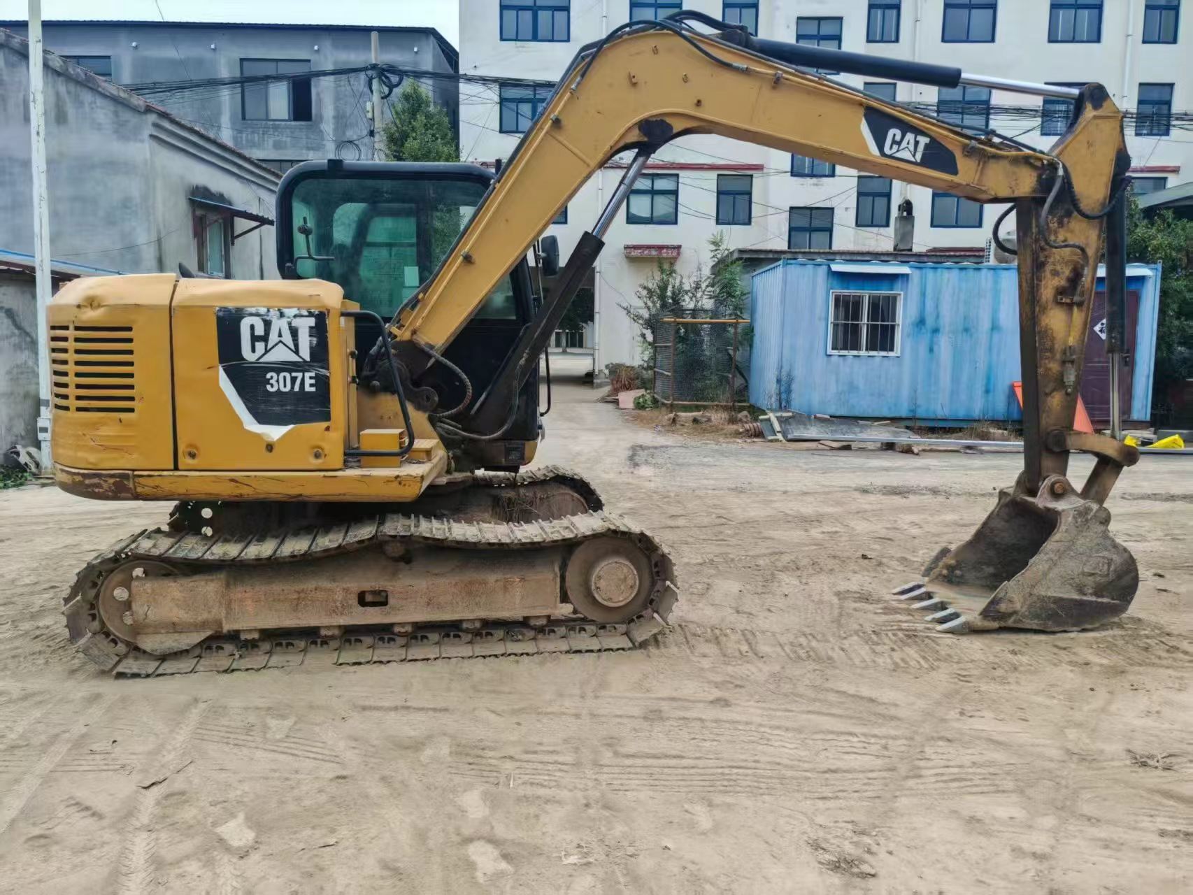 شراء حفارة Caterpillar 307B مستعملة / 2
