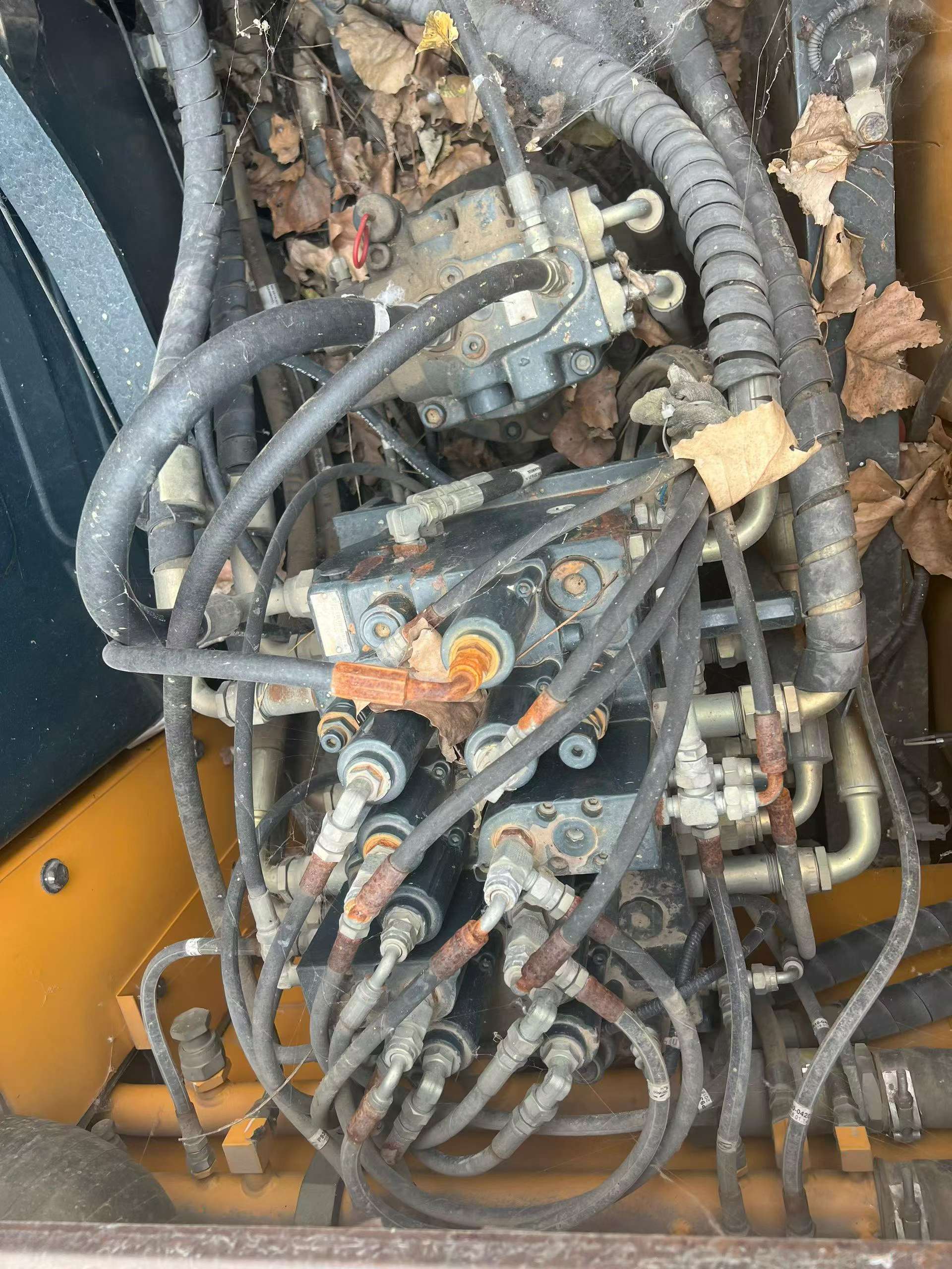 Compre Excavadora Hyundai R130W Usada / 2