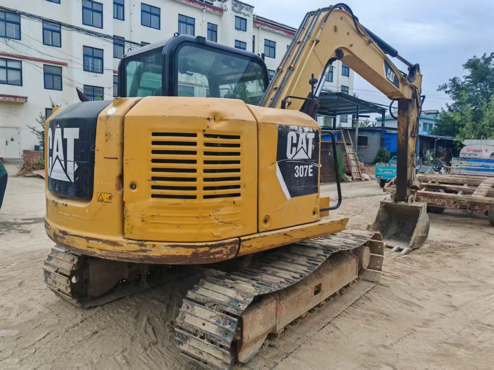 شراء حفارة Caterpillar 307B مستعملة / 3