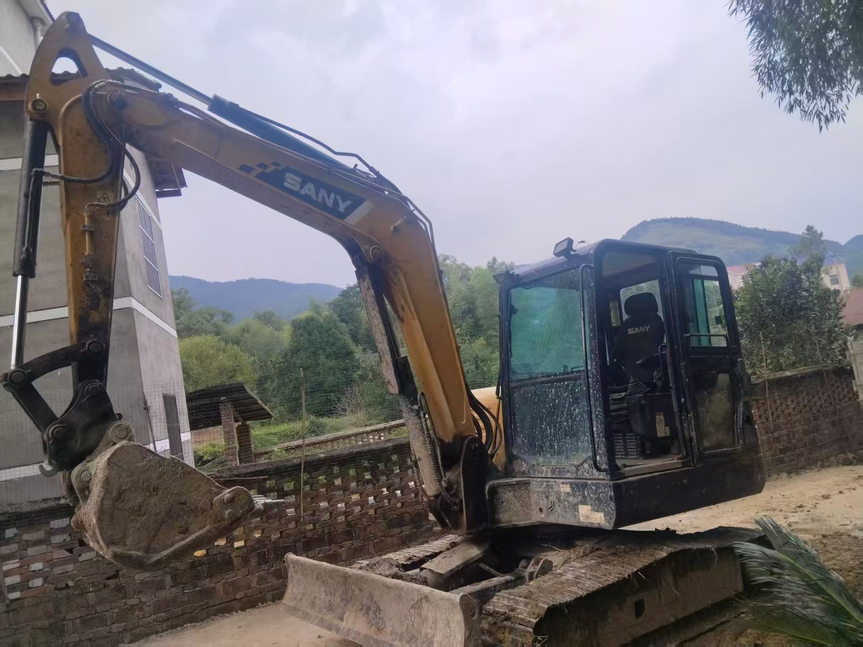 Compre Excavadora Sany SY60 Usada / 3