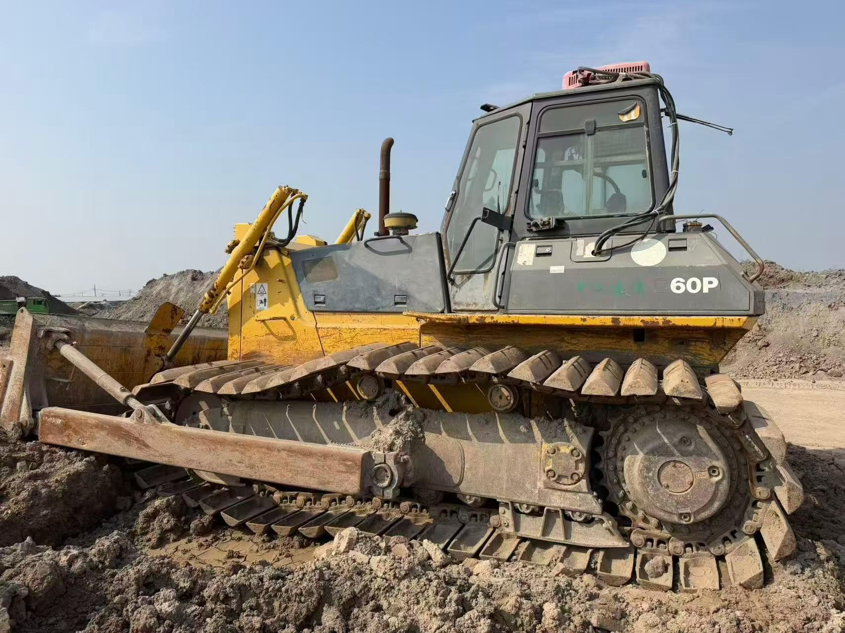 Compre Escavadeira Komatsu PC12R-8 Usada / 2