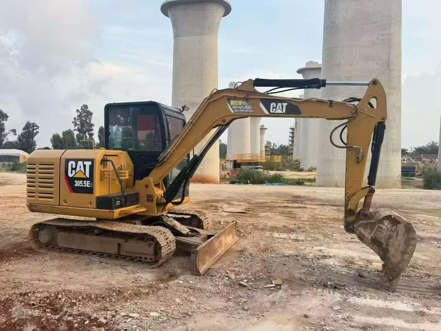 Compre Excavadora Caterpillar 305.5 Usada / 4